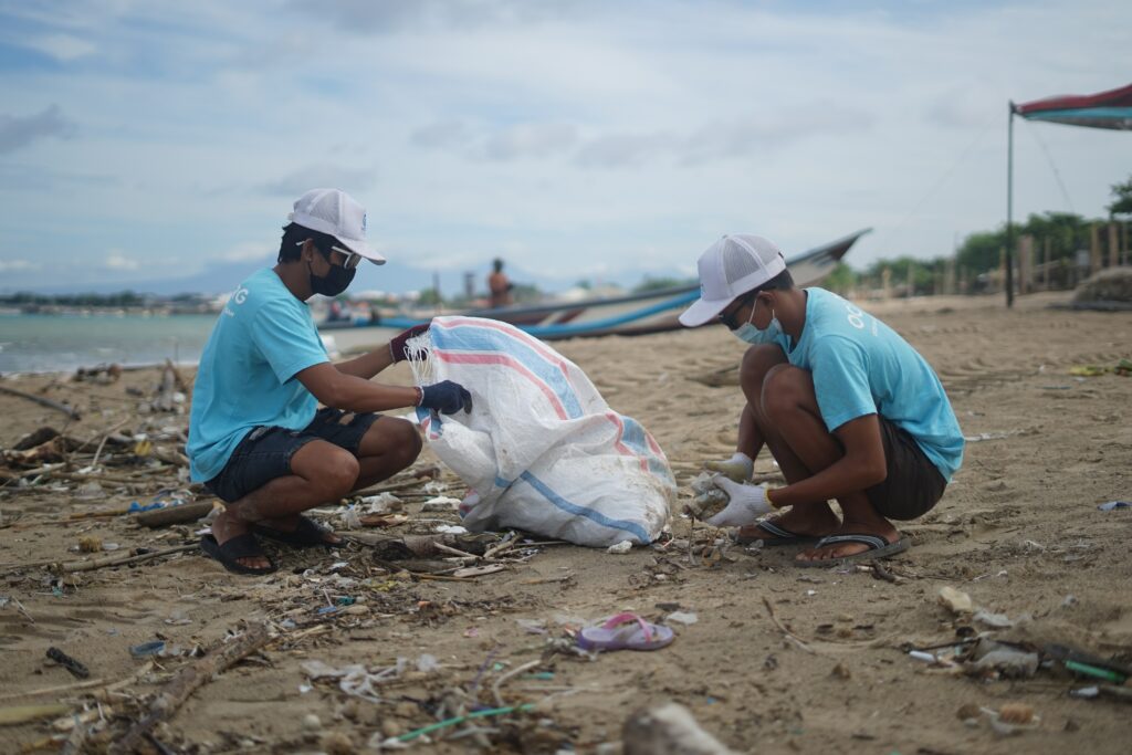 Volunteers cleaning up beach.